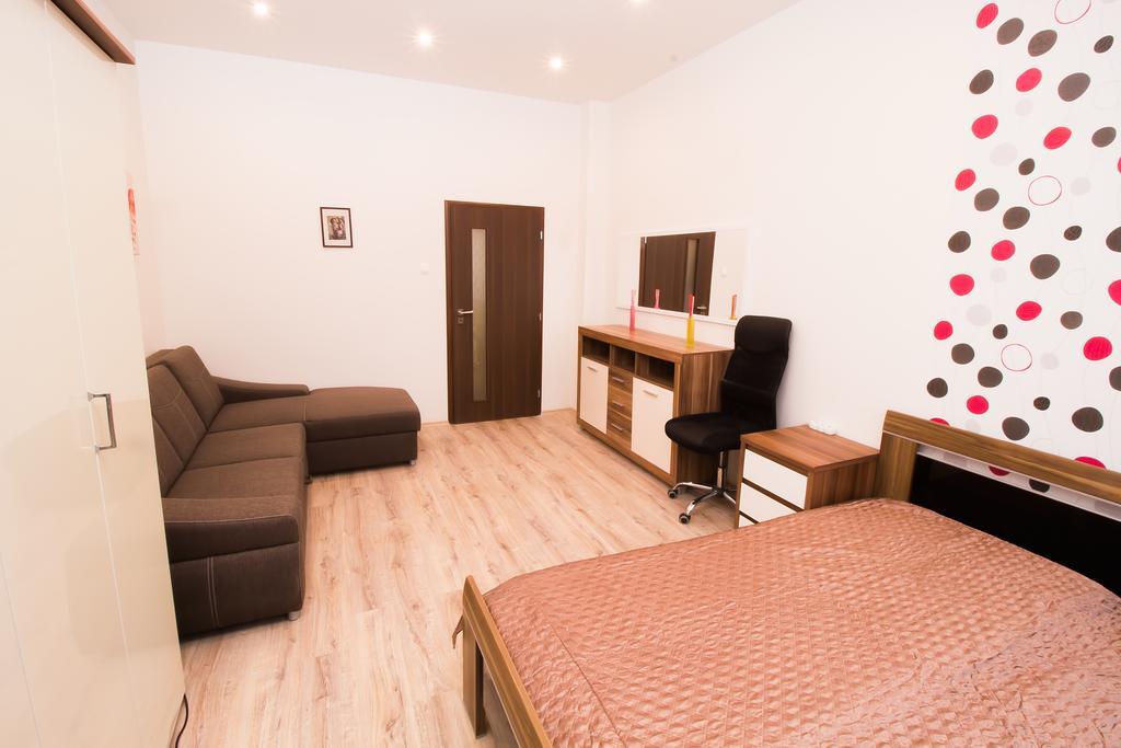 Apartment Ve Smeckach With A Big Terrace Praag Buitenkant foto