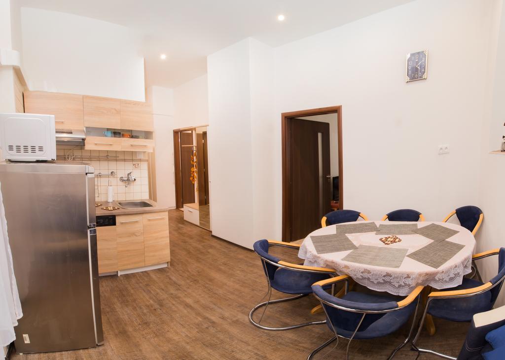 Apartment Ve Smeckach With A Big Terrace Praag Buitenkant foto