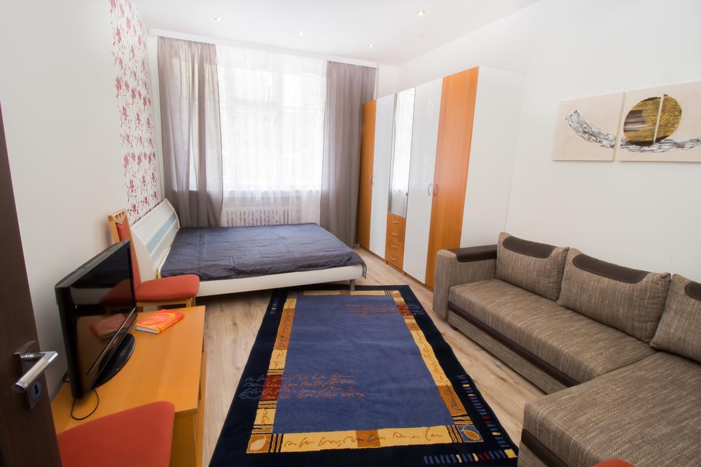 Apartment Ve Smeckach With A Big Terrace Praag Buitenkant foto