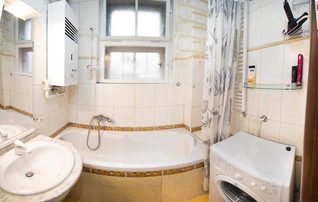 Apartment Ve Smeckach With A Big Terrace Praag Buitenkant foto