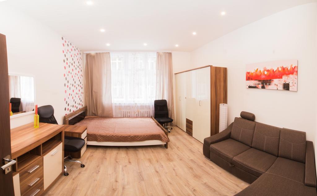 Apartment Ve Smeckach With A Big Terrace Praag Buitenkant foto